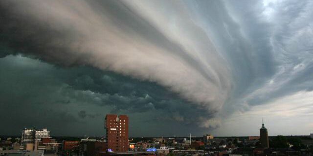 Rolling-thunder-cloud